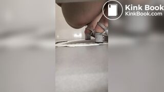 漂亮女孩大便用力