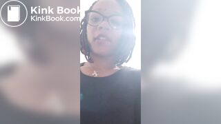 Jeune black aux toilettes