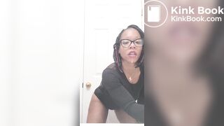 Jeune black aux toilettes