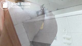 Hot ass Girl pooping in Bath