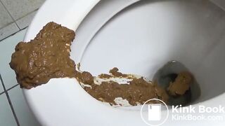 Hot ass Girl pooping in Bath