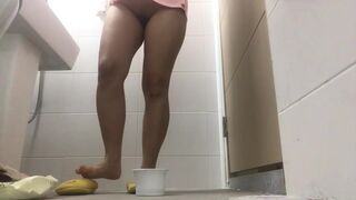 KOREAN WOMAN POOPING - video 43