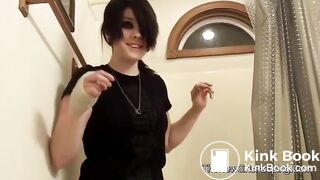 Goth pooping tub edge