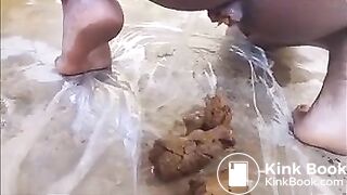 Naija girl shitting