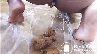 Naija girl shitting