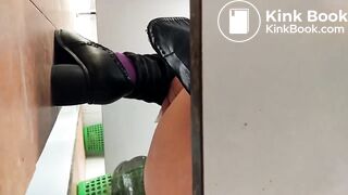 Chinese Lady Shitting