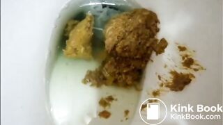 Girl takes a shit - video 4