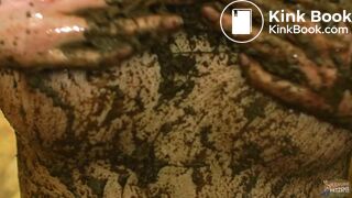 Milena Shaking orgasms in the dung