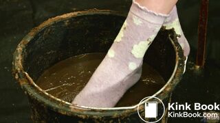 Milena Shaking orgasms in the dung