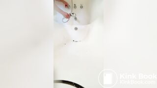Girl pooping in Bath realy Hot