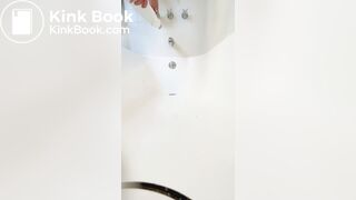 Girl pooping in Bath realy Hot