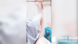 Adorable Chinese pooper