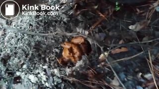 Девушка какает в лесу