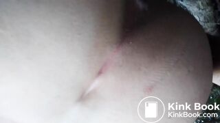 Девушка какает в лесу