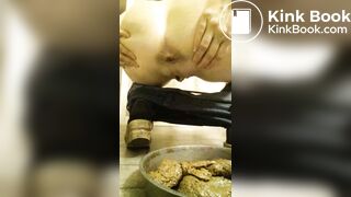 sexy mature woman pooing and peeing - video 2