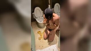 yiyis 男奴被命令大口抓着黄金吃 Chinese scat