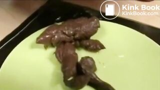 Marion shits on a plate 2