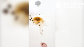 girl direa in the bath