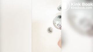 girl direa in the bath