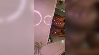 Ebony Queen shits on you