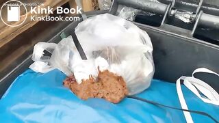 Девушка писает и какает.