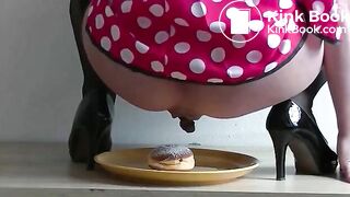 beautiful and sexy German mature woman crapping