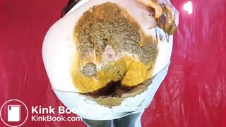 sexy Russian woman pooing and peeing - video 2