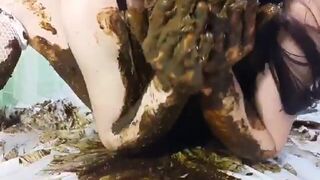 Massive Shit Smear and Pussy play