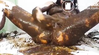 Massive Shit Smear and Pussy play