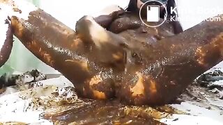 Massive Shit Smear and Pussy play