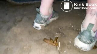 Shitting outdoors - video 2