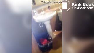 uma garota no penico