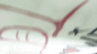 Девушка какает в заброшеном здании