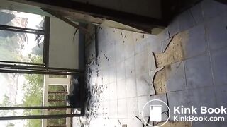 Девушка какает в заброшеном здании