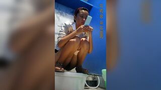 thai university student pooping on toilet 1