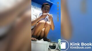 thai university student pooping on toilet 1
