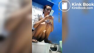 thai university student pooping on toilet 1