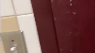 Amatrice chie dans une capote en WC public