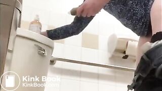 Amatrice chie dans une capote en WC public