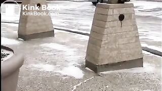 Amatrice chie dans une capote en WC public