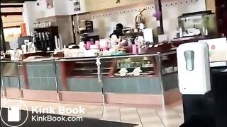 Amatrice chie dans une capote en WC public