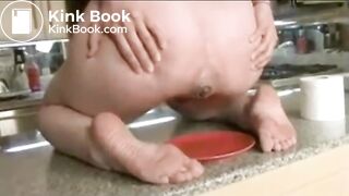 Marion shits on a plate 3