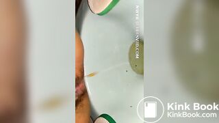 Indonesian girls pooping - video 2