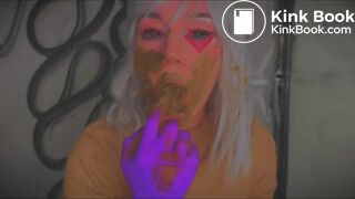 Elle suce son plug sal