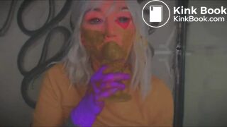 Elle suce son plug sal