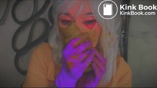 Elle suce son plug sal