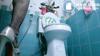 SEXY TEEN SHITTING TOILET