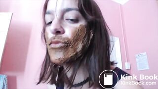 Elle déguste sa merde puis se gifle