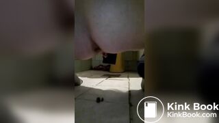 Scatlady shits and eat