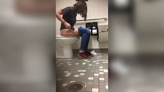 girl pooping on the toilet - video 22